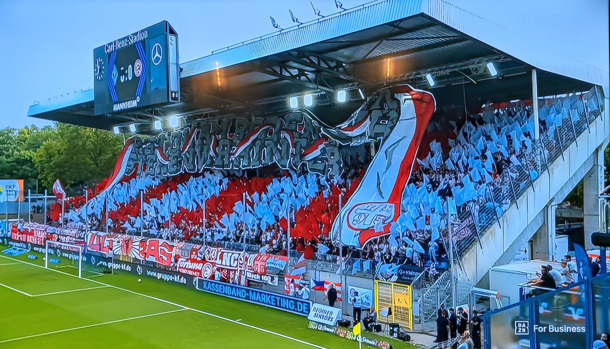Mannheim vs F95: Eindrucksvoller Gästeblock (Screenshot Magenta TV)