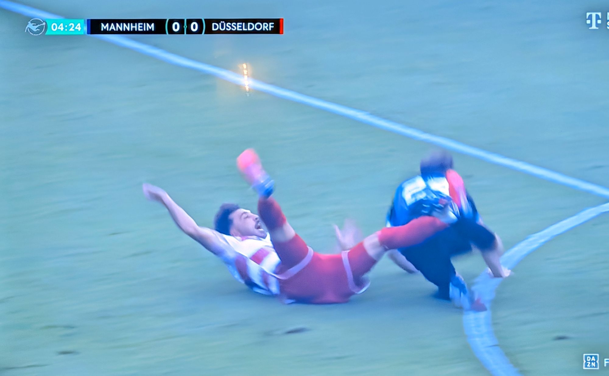 Mannheim vs F95: Klare Notbremse, klar rot (Screenshot Magenta TV)