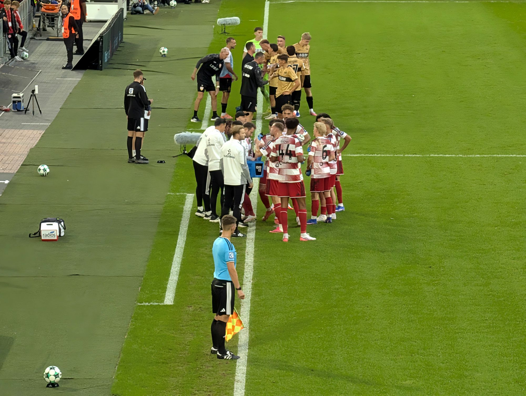 F95 vs Stuttgart II: Besprechung während einer Verletzungsunterbrechung (Foto: FP)