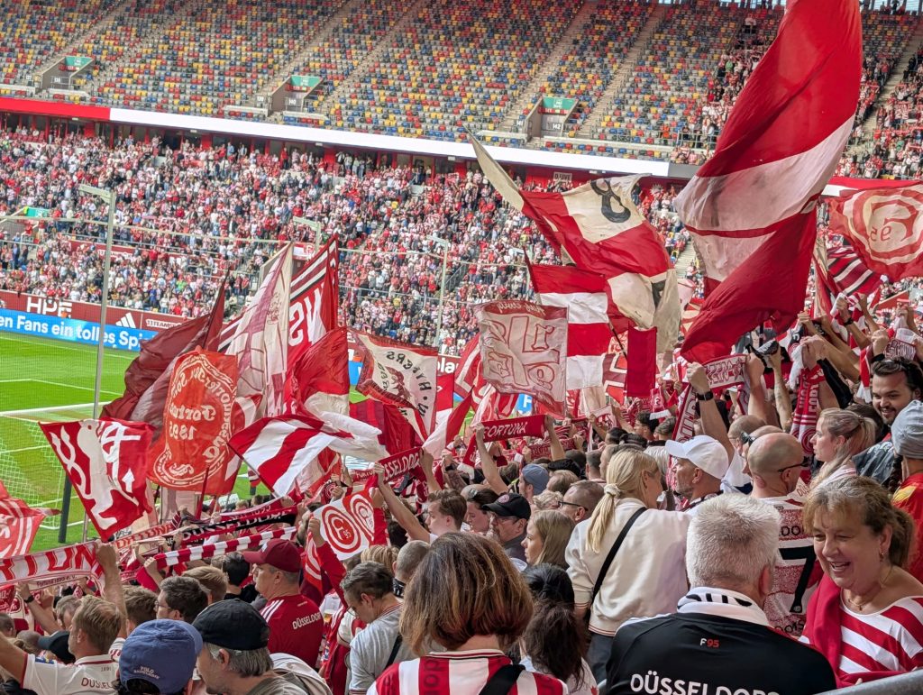 F95 vs Stuttgart II: Gute Stümmung im Block (Foto: FP)